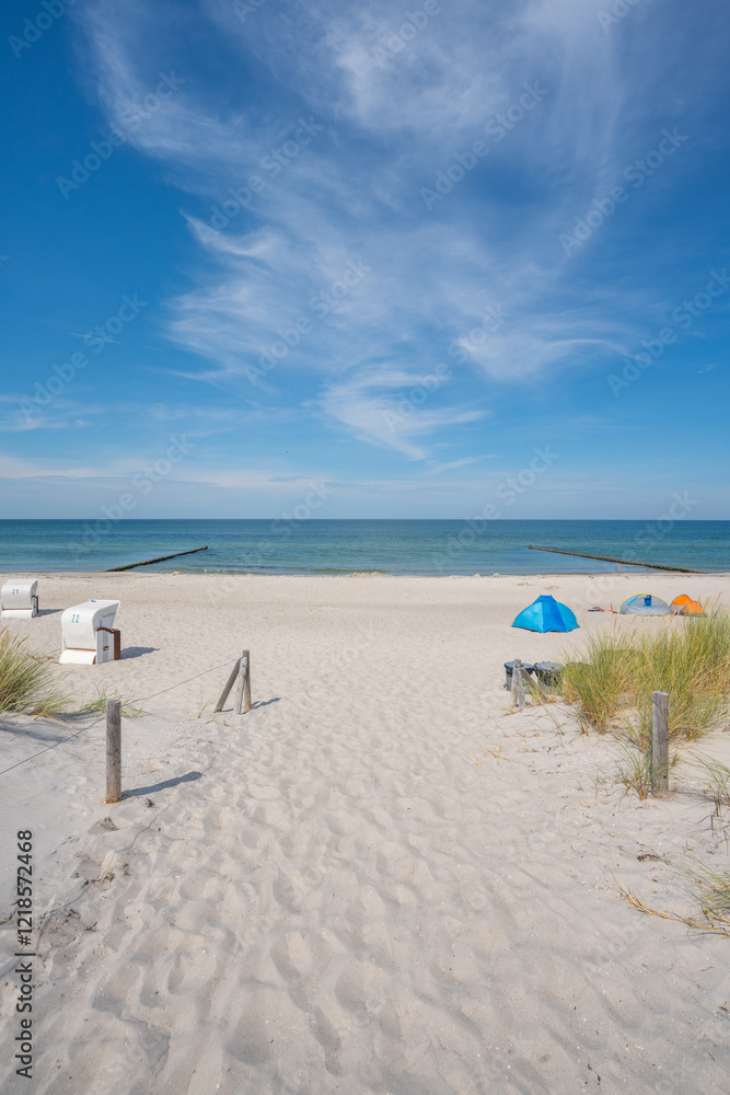 Dünenweg in Richtung Meer mit Standkörben und Strandmuscheln Dünenweg in Richtung Meer mit Standkörben und Strandmuscheln