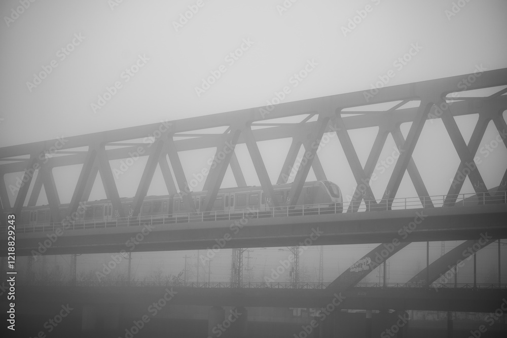 Obraz premium Brücke im Nebel im Hamburger Hafen
