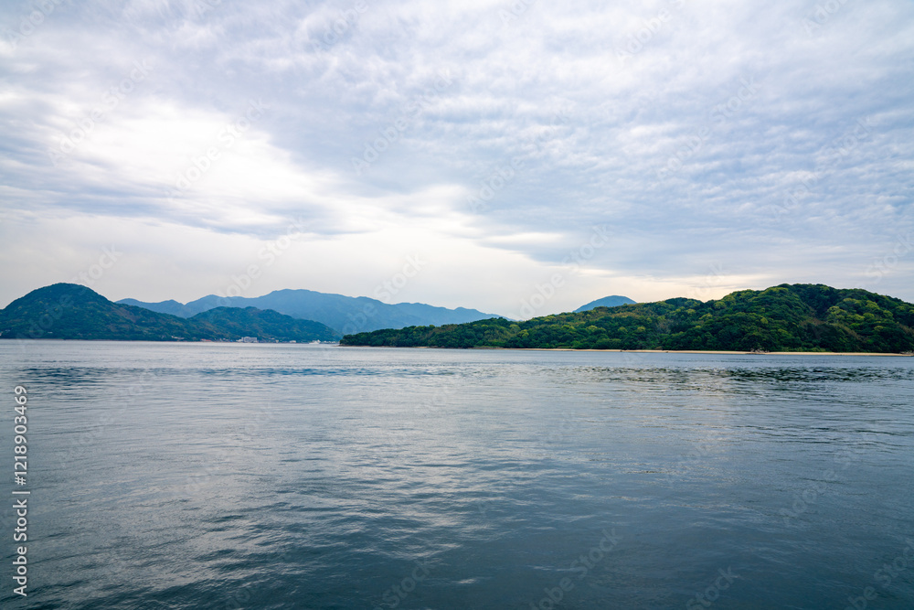 山口県柳井港から愛媛県三津浜行きのフェリーから景色、5月