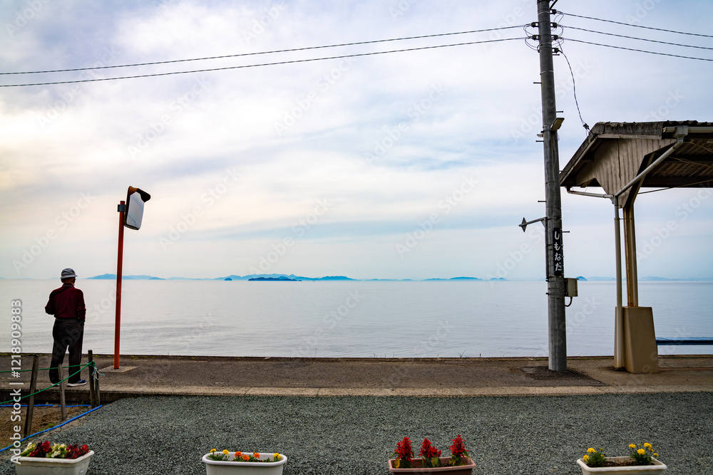 愛媛県海沿いの下灘駅、日本、5月