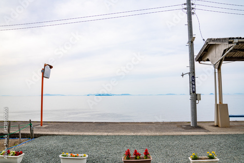 Obraz na płótnie 愛媛県海沿いの下灘駅、日本、5月 w salonie