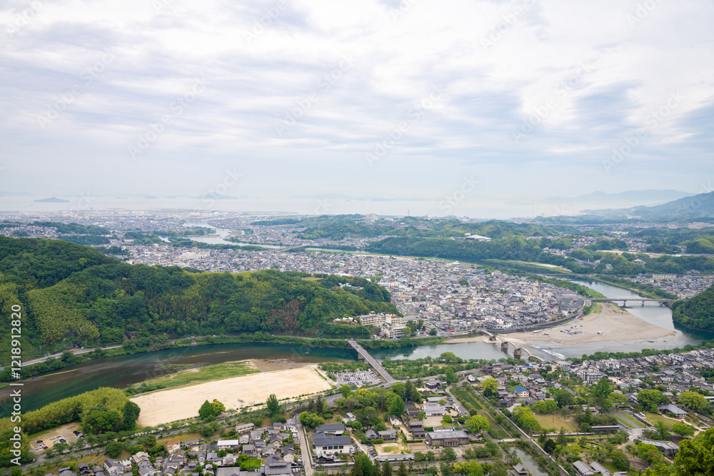 岩国の城下町、錦川の河岸、山口県、日本、5月