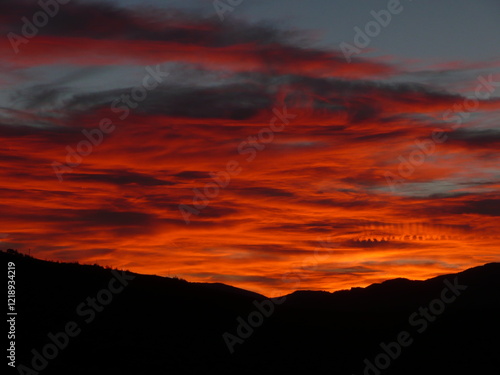 uno spettacolare tramonto rosso sui colli parmensi