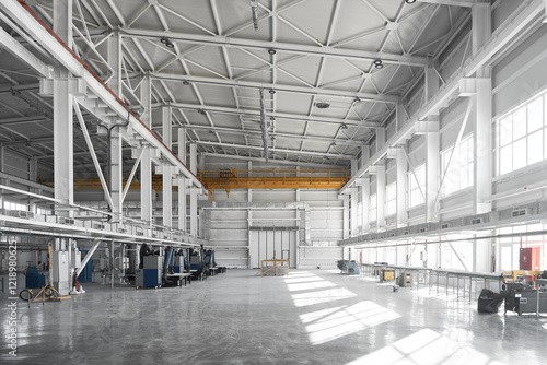 Foto Yellow overhead traveling gantry crane beam on the pillars and truss ceilings of industrial building
