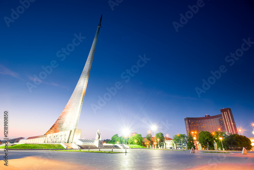 Foto The epic Monument to Space Explorers is the Museum of Cosmonautics in Moscow in the evening