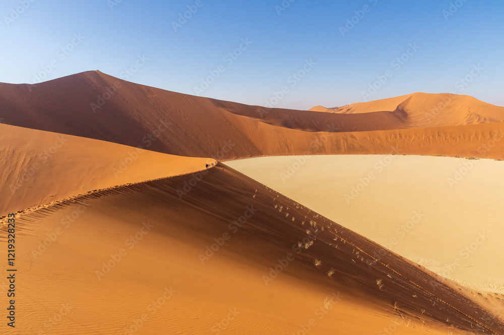 Wanderung in der heißen Namib Wüste im Naukluft Nationalpark über die Düne Little Papa