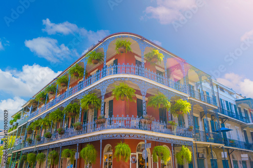 Φωτογραφία Historic old french building with iron balcony and plants in the french quarter