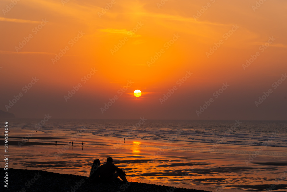 Coucher de soleil sur la plage de Dieppe, en septembre. Normandie, France. Coucher de soleil sur la plage de Dieppe, en septembre. Normandie, France.