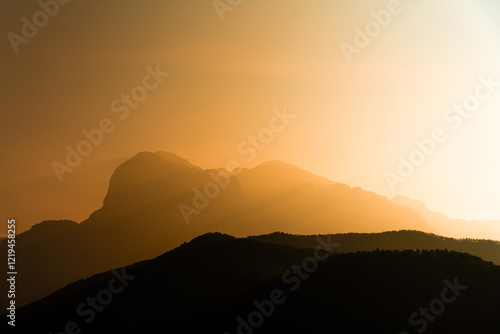 Wallpaper Mural Siluetas de montañas al amanecer  Torontodigital.ca