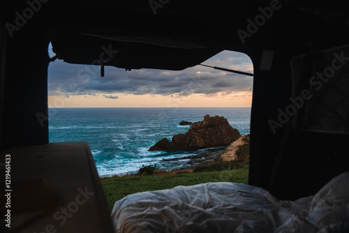 Vistas al mar desde el interior de una furgoneta camper con una cama, Liencres, Cantabria