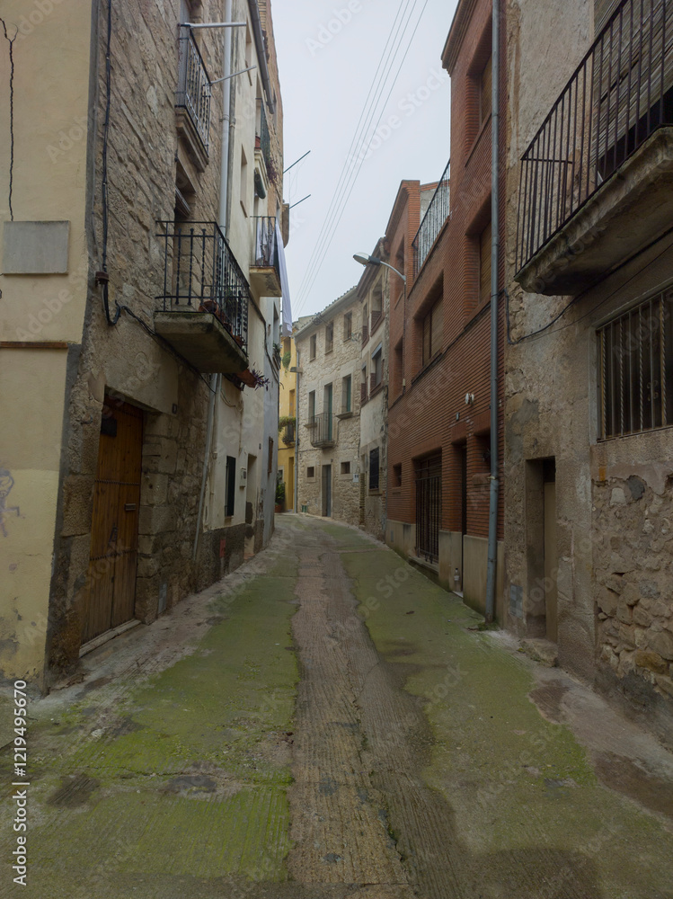 Obraz premium stone houses and streets on a foggy day