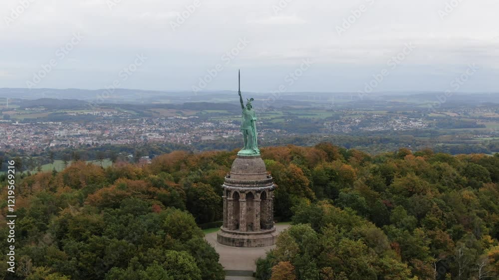 Hermannsdenkmal im Teutoburger Wald – Luftaufnahme des historischen Wahrzeichens bei Detmold, umgeben von malerischer Natur und dichten Wäldern Hermannsdenkmal im Teutoburger Wald – Luftaufnahme des historischen Wahrzeichens bei Detmold, umgeben von malerischer Natur und dichten Wäldern