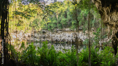 Lago, en caverna
