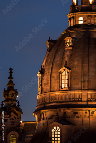 Kuppel der Frauenkirche zur blauen Stunde photo