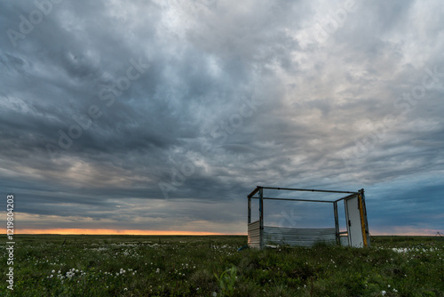 Fotografía Empty Shed on Tundra in Western Alaska