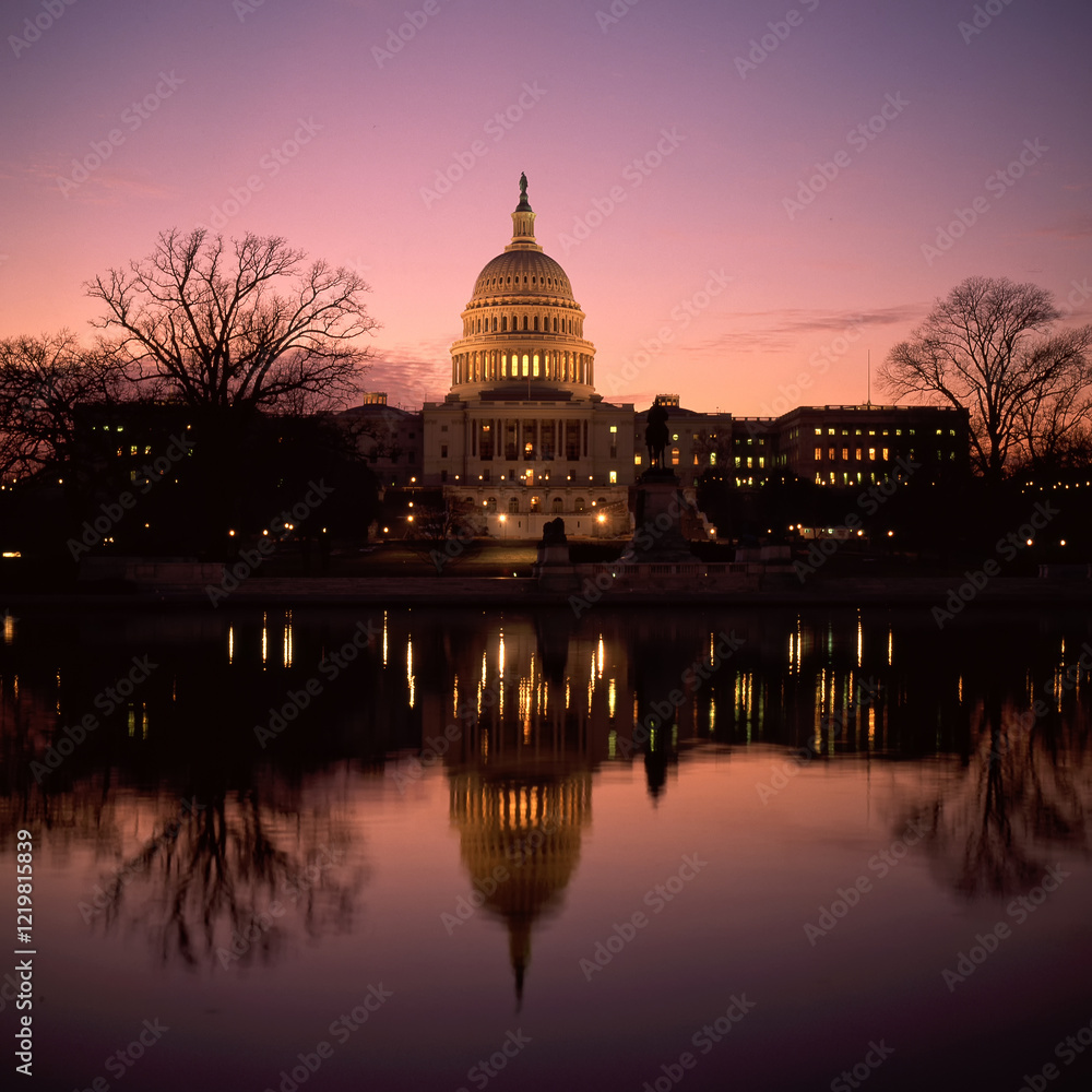Obraz premium U S Capitol at dawn; Washington DC