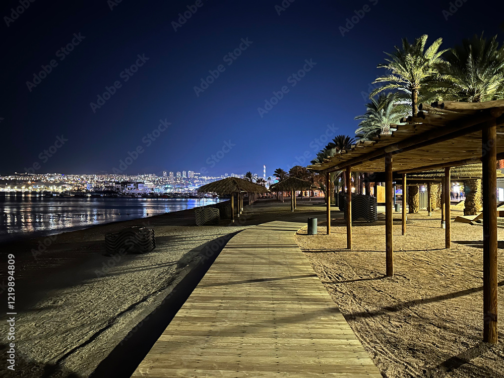 Obraz premium Well-equipped city beach on the Eilat embankment