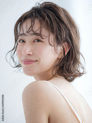 穏やかな表情の日本人女性、自然で柔らかく、カジュアルでリラックスしたヘアスタイル、エフォートレスな美しさ