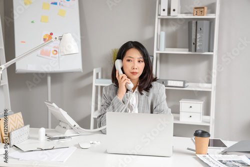 Young Asian businesswoman t...