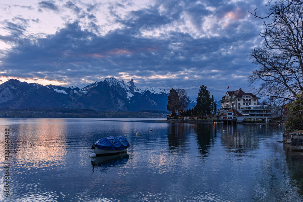 Obraz premium Sunset with dramatic cloud sky over the on Swiss Lake Thun.