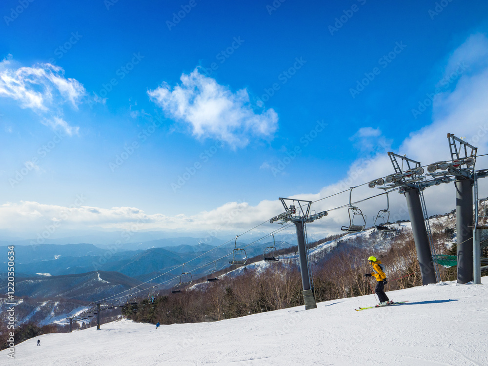 Obraz premium Ski slope with chairlifts on a sunny day (Kawaba, Gunma, Japan)