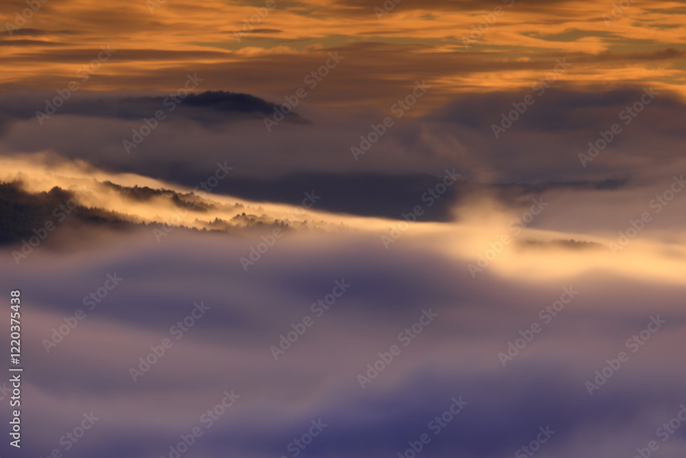 Fototapeta premium 岩手県遠野市 夜明けの風景