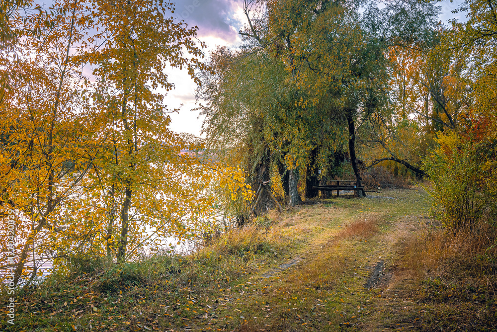 Obraz premium Autumn landscape on river