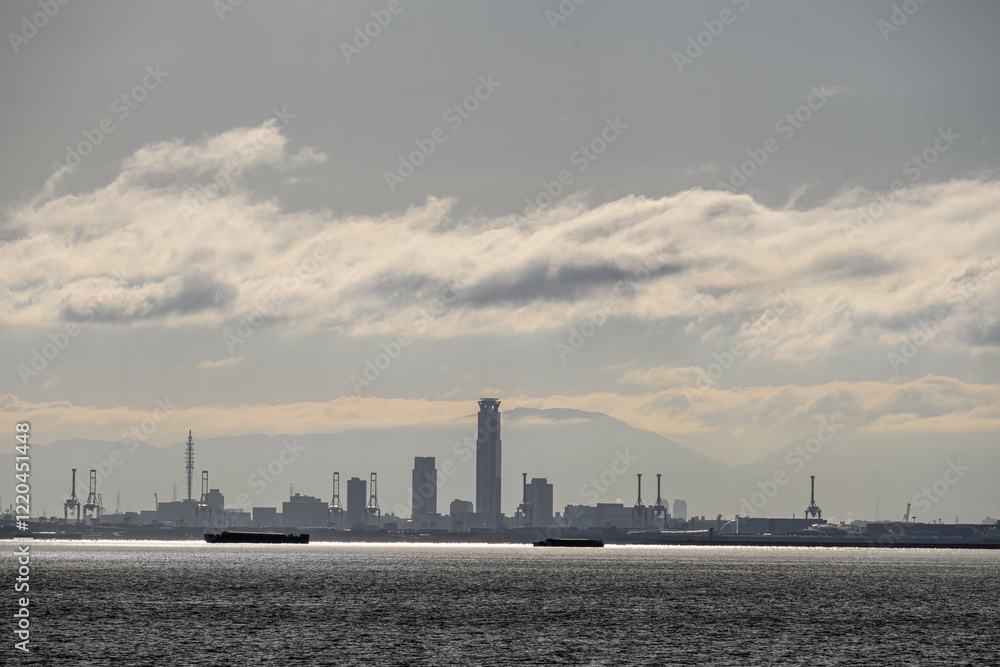 Obraz premium 兵庫県芦屋市の南芦屋浜より大阪湾を隔てて向井岸の大阪南港、和歌山方面を臨む