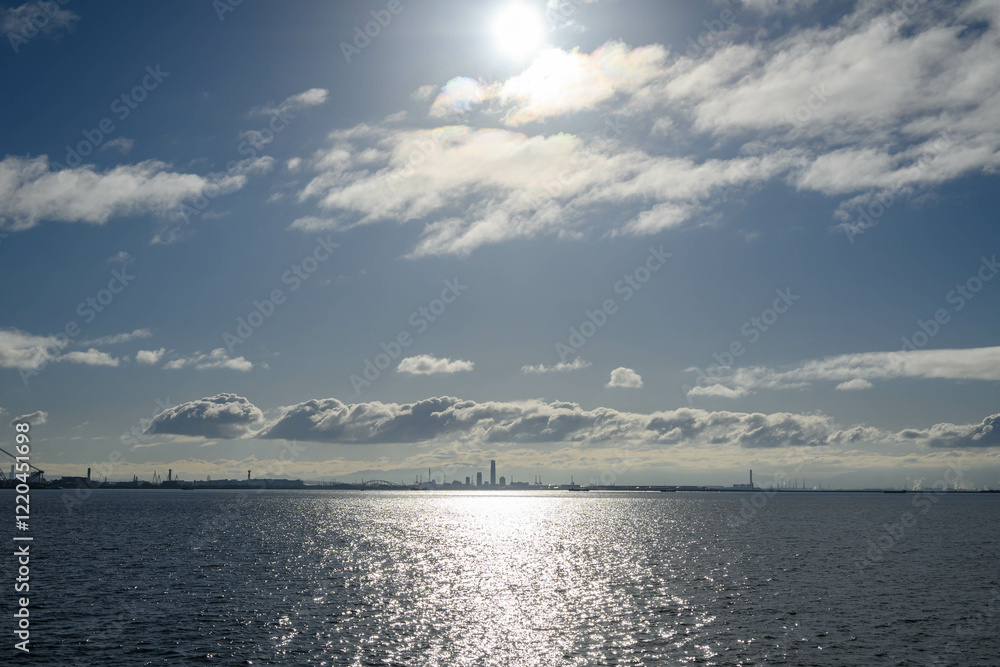 Obraz premium 兵庫県芦屋市の南芦屋浜より大阪湾を隔てて向井岸の大阪南港、和歌山方面を臨む