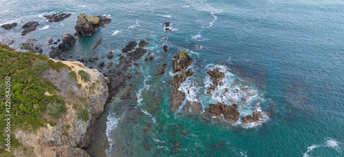 Foto Coastal rocks and waves, aerial view