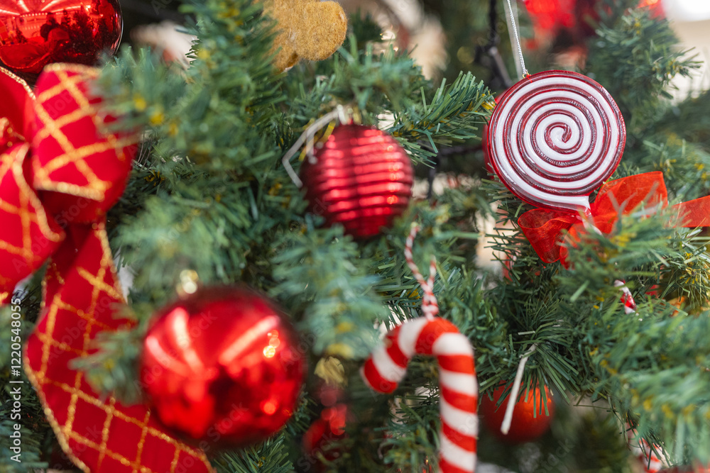 Naklejka premium Close up Christmas tree decorated with toys