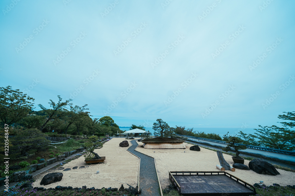 Fototapeta premium 熱海の美しい海と植物の風景