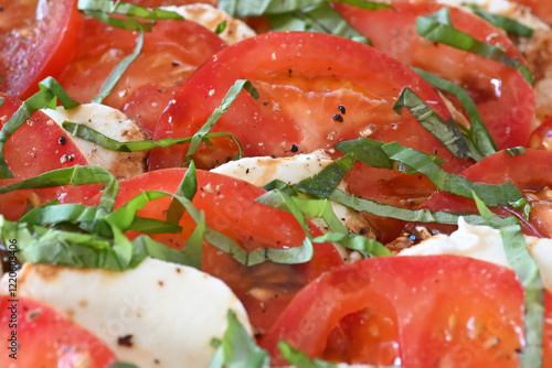 Tomatensalat mit Mozzarellakäse und Basilikumstreifen
