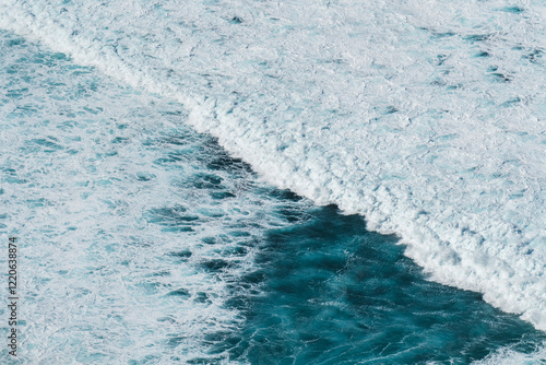 Olas y textura del mar con espuma desde el aire, Galicia