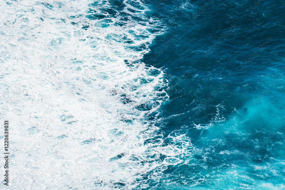 Fototapeta premium Olas y textura del mar con espuma desde el aire, Galicia