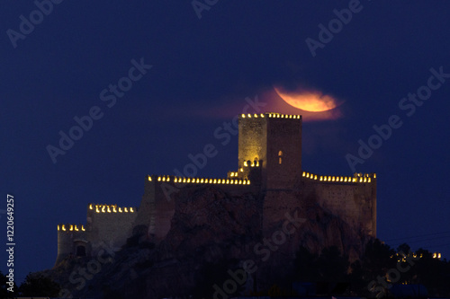 LUNA LLENA EN EL CASTILLO DE ALMANSA. ALBACETE. ESPAÑA