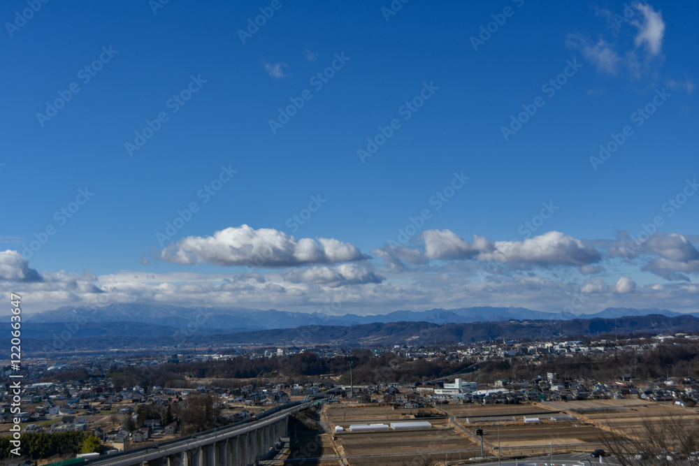 Fototapeta premium 佐久平サービスエリアから眺める高速道路と佐久市の風景