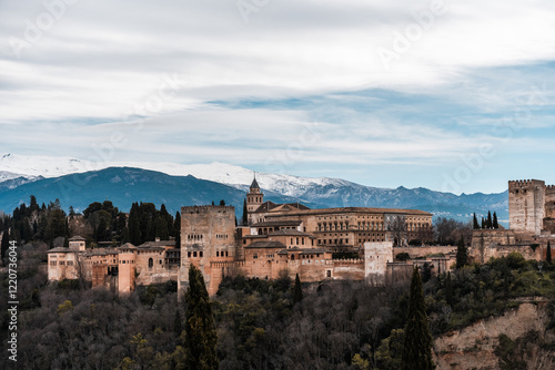 Wallpaper Mural Alambra de Granada con montaña de fondo nevada Torontodigital.ca