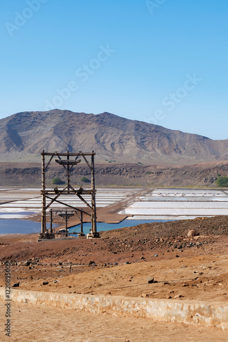 Vue des salines de Pedra de Lume, attraction touristique et industrie sur l'île de Sal