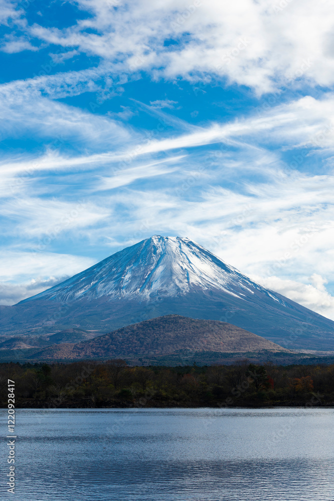 【縦写真】富士山と精進湖の風景 【縦写真】富士山と精進湖の風景