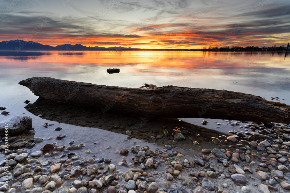 Sonnenuntergang am Chiemsee am Bayerischen Meer im Winter