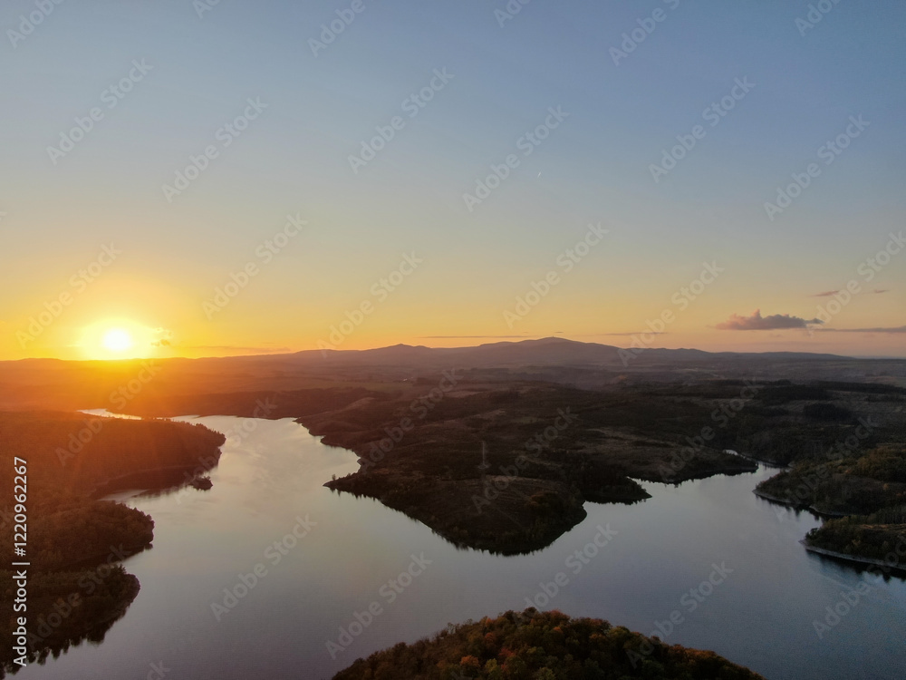 Fototapeta premium Sonnenuntergang im Harz – Stimmungsvolle Aufnahme mit malerischen Farben und Blick auf die Berge und Wälder des Nationalparks