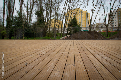Detalhe de piso de madeira tratada com auto-clave num jardim publico na cidade do Porto, Portugal.