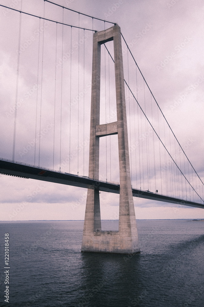 Obraz premium Bridge over the sea