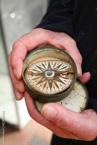 Obraz na płótnie hands holding an old rusty broken compass w salonie