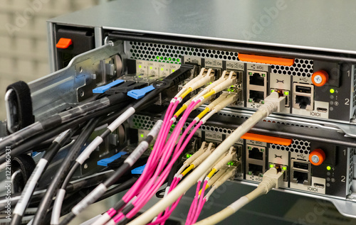 Rechenzentrum, Serverschrank, Serverrack, Server, Computer, Hardware, it, Technik, SC-Steckern, LWL, Patchfeld, Patchkabel, Hub , Netzwerk, Netzwerkkabel, Administration, Administrator, Anschlusskabel