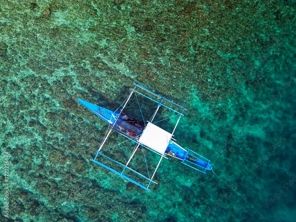 Φωτογραφία Aerial view of traditional Filipino boat in a coral reef area
