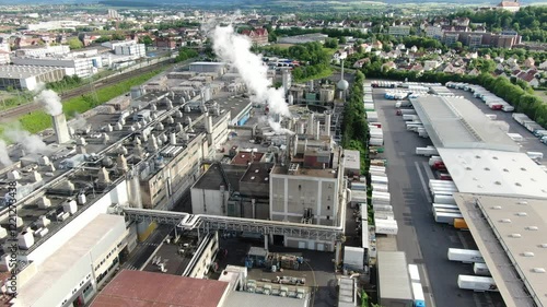 Papierfabrik und Logistikzentrum in Fulda – Luftaufnahme mit Rauch aus den Schornsteinen und Blick auf Industrie und Stadtlandschaft