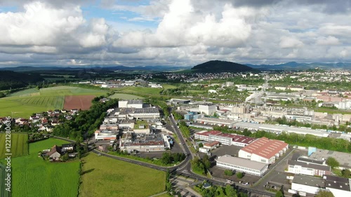 Papierfabrik und Logistikzentrum in Fulda – Luftaufnahme mit Rauch aus den Schornsteinen und Blick auf Industrie und Stadtlandschaft
