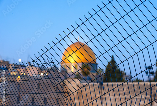 Obraz na płótnie Islamic shrine Dome of Rock in the Old City seen through the fence. Symbol of Palestinian resistance and conflict. w salonie